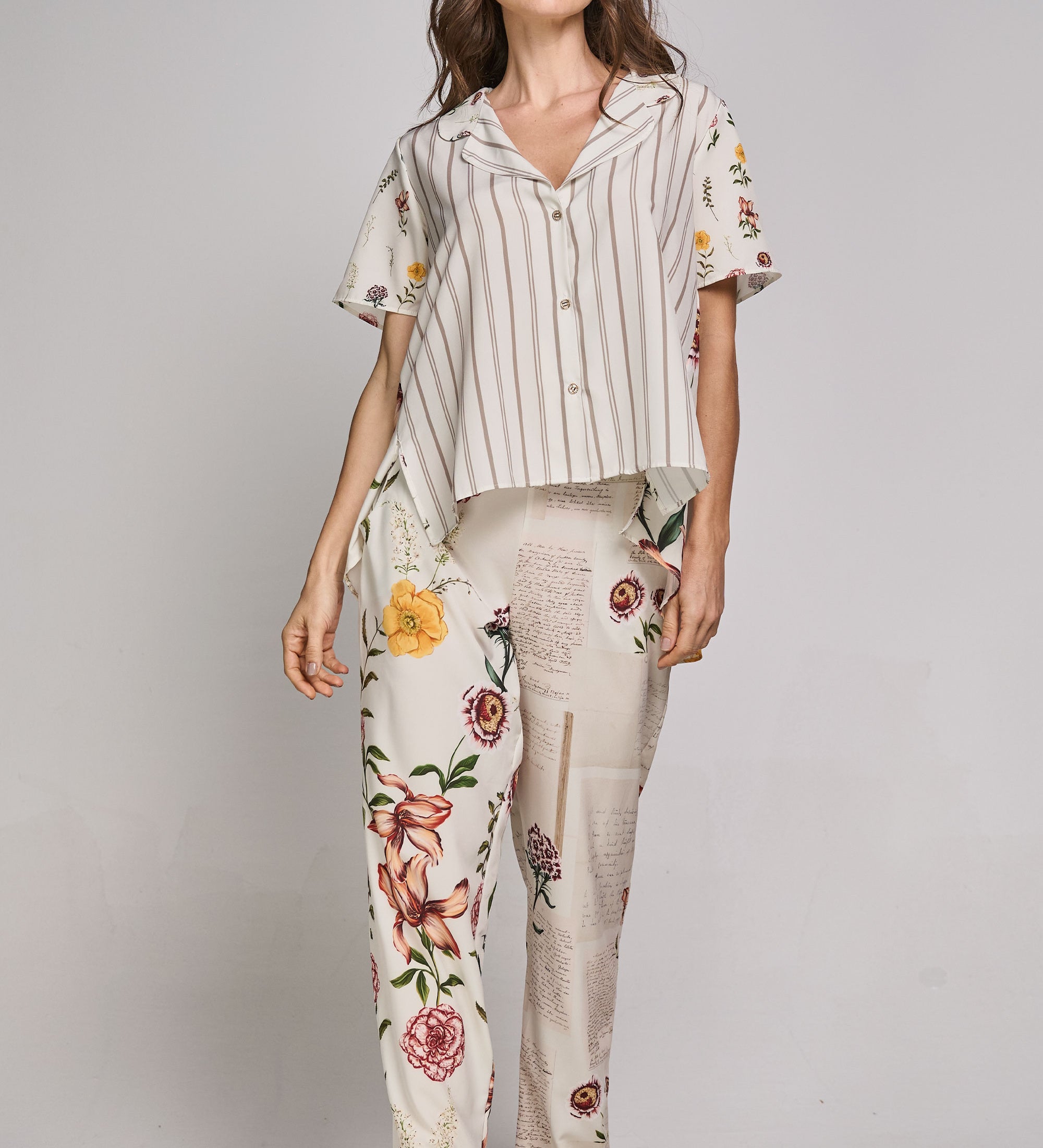 PIJAMA-PANTALON-CAMISA-CORTA-FLORES-WEB.jpg