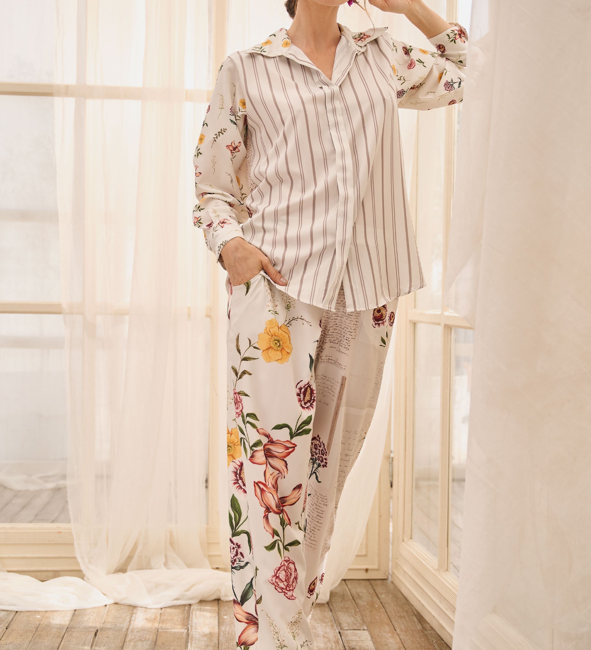 PIJAMA-PANTALON-CAMISA-MANGA-LARGA-FLORES-MODELO-ESPALDA.jpg